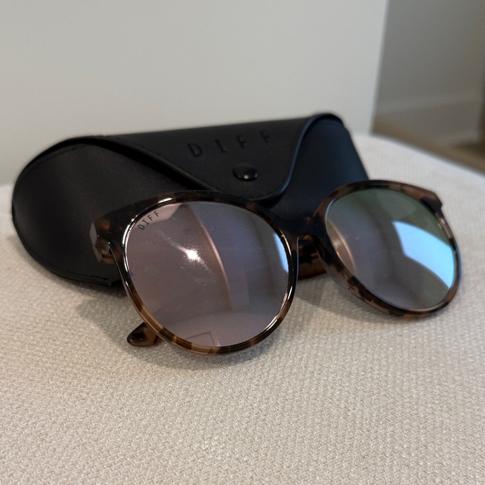 Diff Eyewear Tortoise Sunglasses with pink mirrored lenses